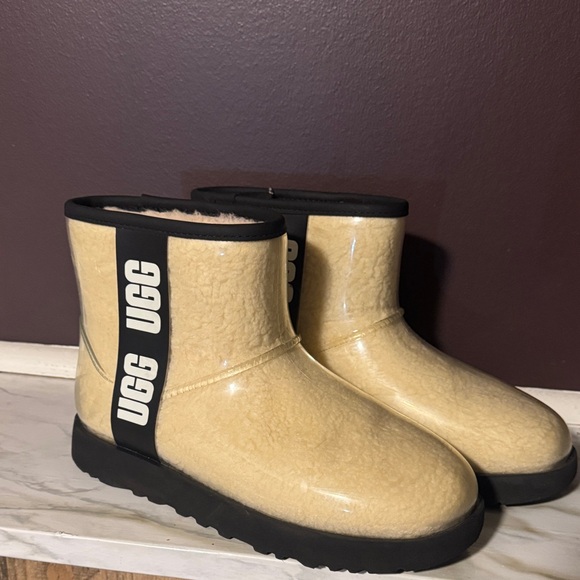 UGG Cream Shearling Boots with Black Accents - Picture 1 of 6